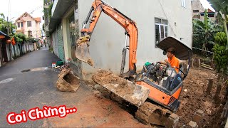 Suýt Thì Lật Ngửa Máy Ra Sau Khi Lái Máy Xúc Cố Gắng Thoát Khỏi Móng Nhà Sâu | Excavator Mini