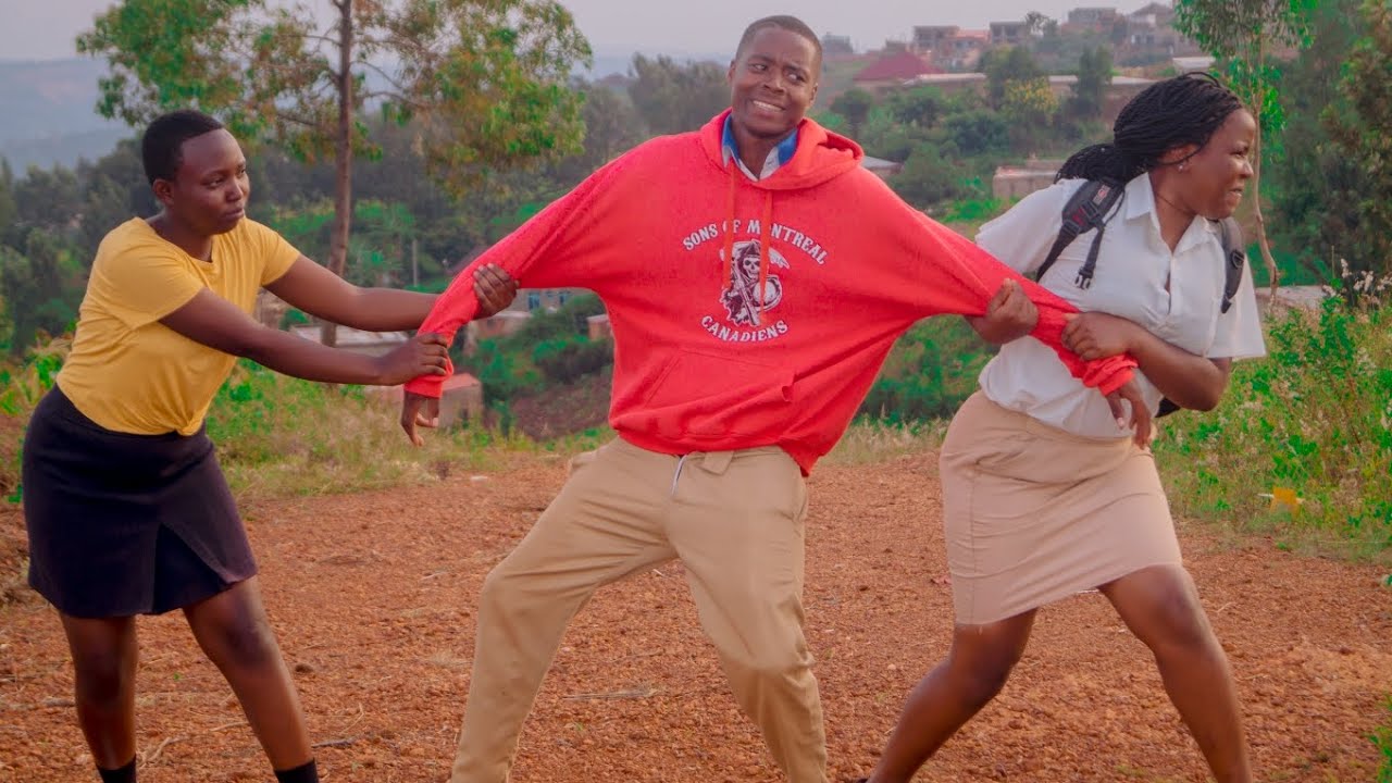 KABAKA EMPIRE: SISTER READER :UMUKOBWA YARI ASHYUSHYE CYANE ASHAKA KO MBIKORA NONAHA😄😄😄(comedy film)