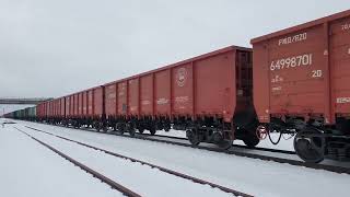 Тепловоз ТЭМ-ТМХ-033 с грузовым поездом отправляется со станции Нарва