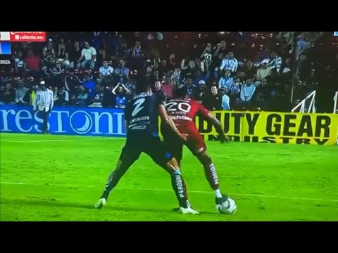 انگشت کردن بازیکن فوتبال