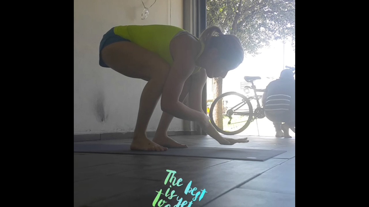 Hacer cuervo yoga para niños