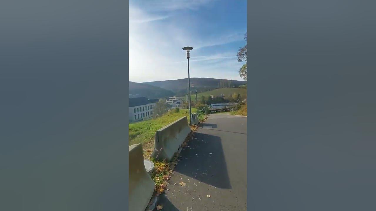 Avtomobil fon rasmi bilan yalangoch ayol Salbiy erotika