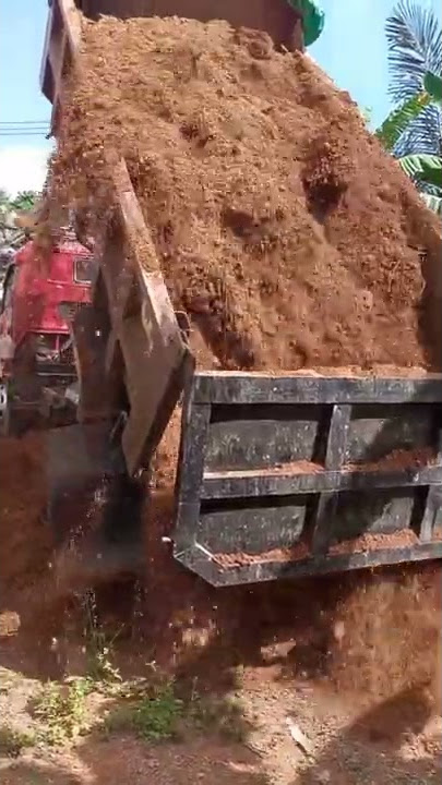 Mobil Truk Mundur Jomplang Muatan...