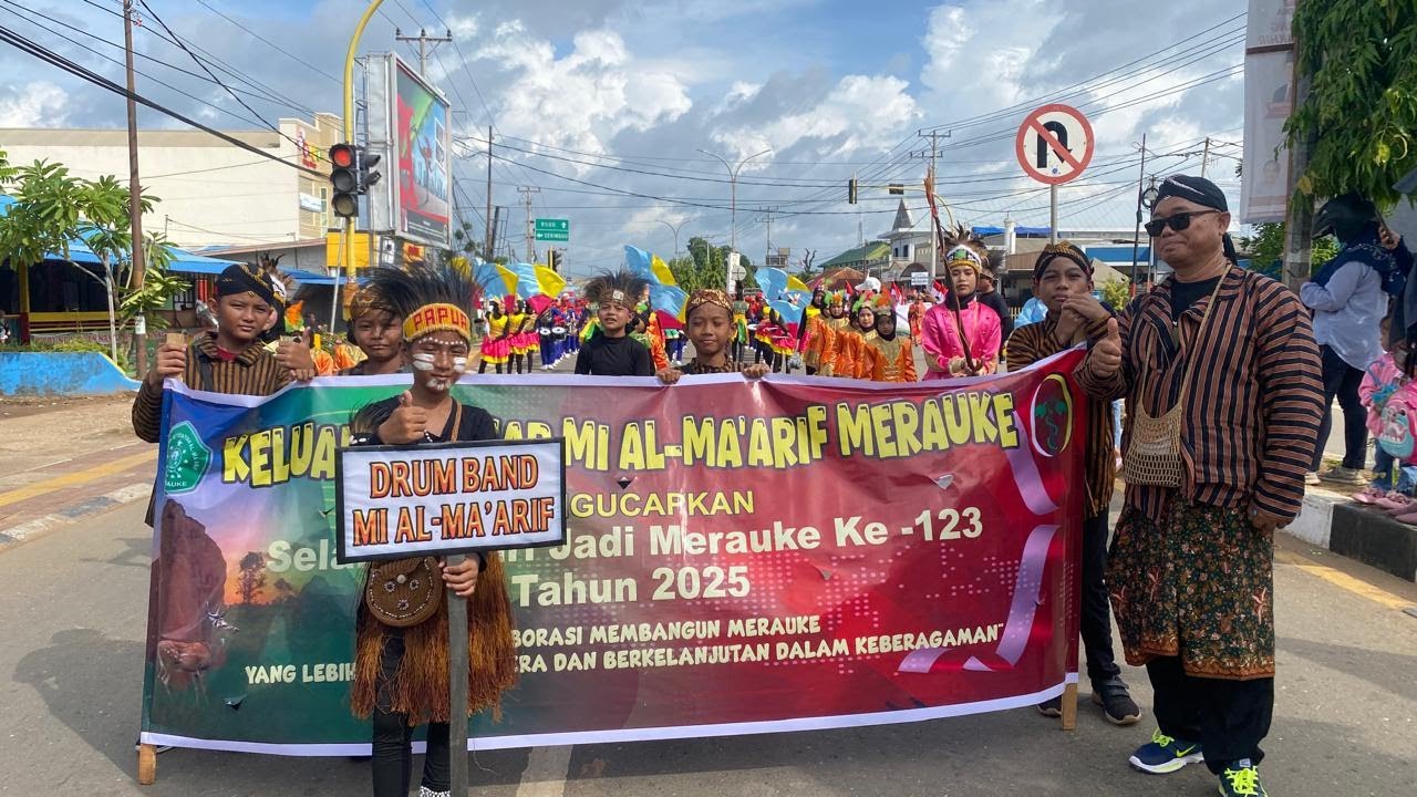 KARNAVAL HUT MERAUKE KE 123 MADRASAH IBTIDAIYAH AL-MA'ARIF MERAUKE