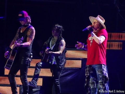 Guns N Roses Dodger Stadium 08-18-16 "Paradise City"   ***THE END***