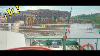 Proses Mengeluarkan tongkang d alur sempit