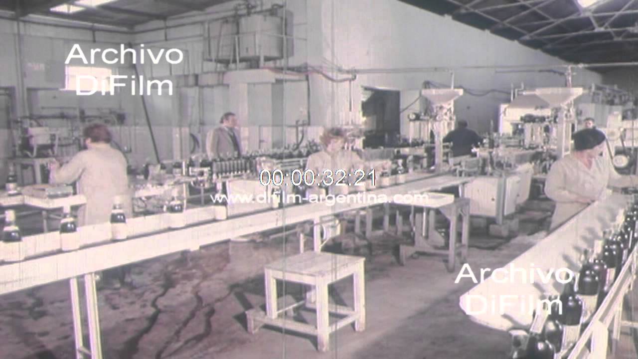 Imagenes de la destileria - bodega - viñedo El Globo en San Juan 1975