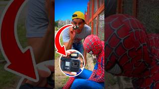 PUSE UNA CÁMARA ESCONDIDA A SPIDERMAN PARA ESPIARLO