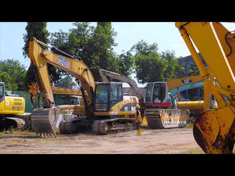 Skillful Driver Squeezes CAT 320D Excavator Lowbed Through Tight Gate!