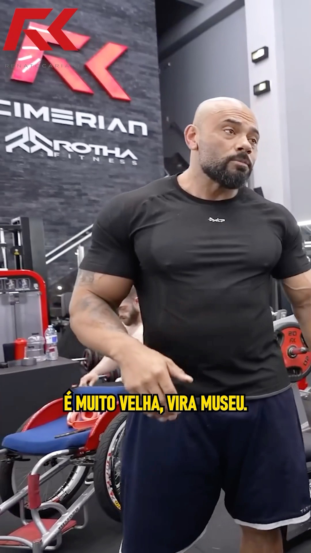 PASSOU DOS TRINTA VIROU MUSEU? ? #taticariani #juliobalestrin #toguro #idade #resenha #zueira #meme