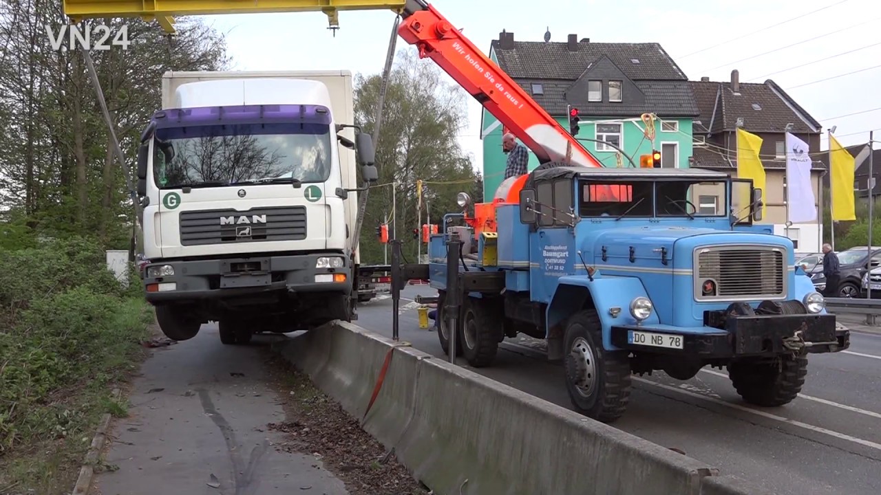 08.04.2019 - VN24 - LKW strandet auf Beton-Leitwand - Kranwagen von 1964 im Einsatz