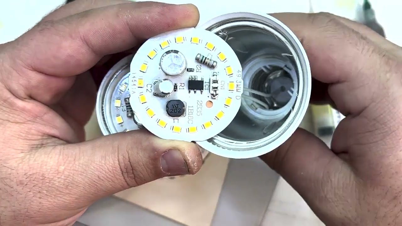 Qiz qiniga lampochka kiritmoqda (video)