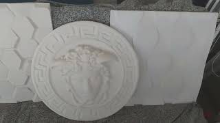 decorazione testa versace e matoni parete 3D