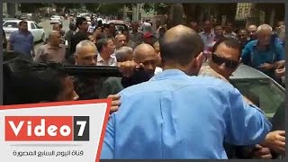 عامل يقبل رأس محافظ القاهرة بعد الوعد بحل أزمة مستشفى النقل العام
