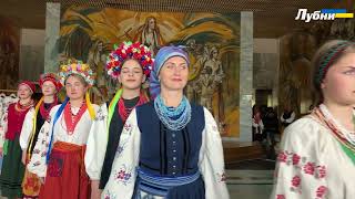 Показ українського традиційного вбрання