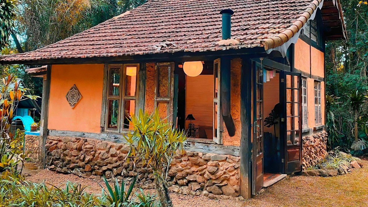 CASA RÚSTICA FEITA COM MATERIAIS DE DEMOLIÇÃO