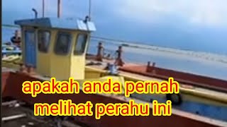 perahu // kapal kuno di jembatan biru