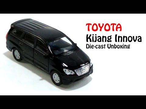 tomica toyota innova