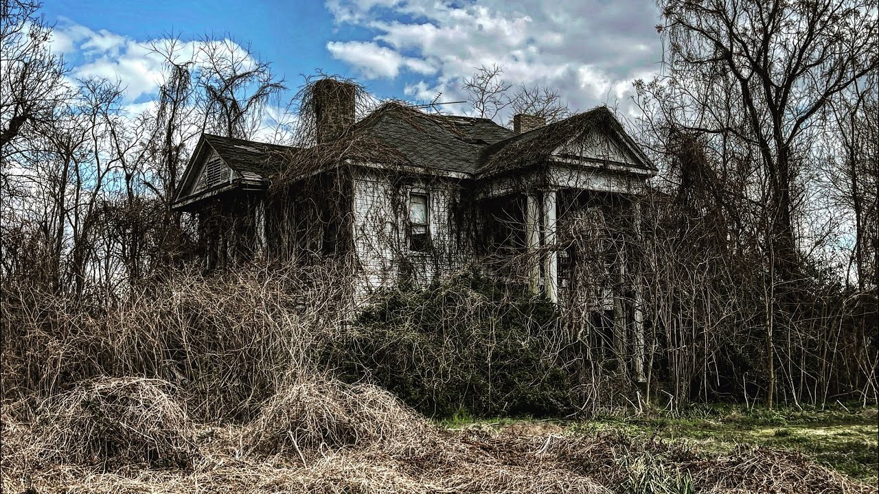 Incredible 119 year old Abandoned Susie B Law House Down South in