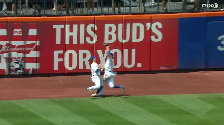 LAD@NYM: Nieuwenhuis collides with Conforto on catch