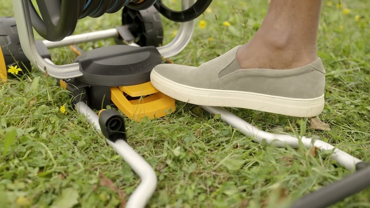 Arrosez facilement avec le dévidoir manuel XL Fiskars.