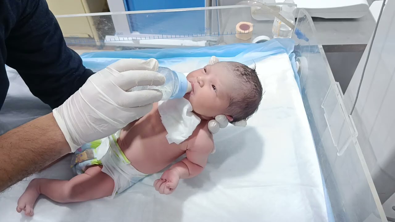 See What Happened! 😍 Adorable Baby’s First Feeding Moment | Heart-Touching Newborn Experience