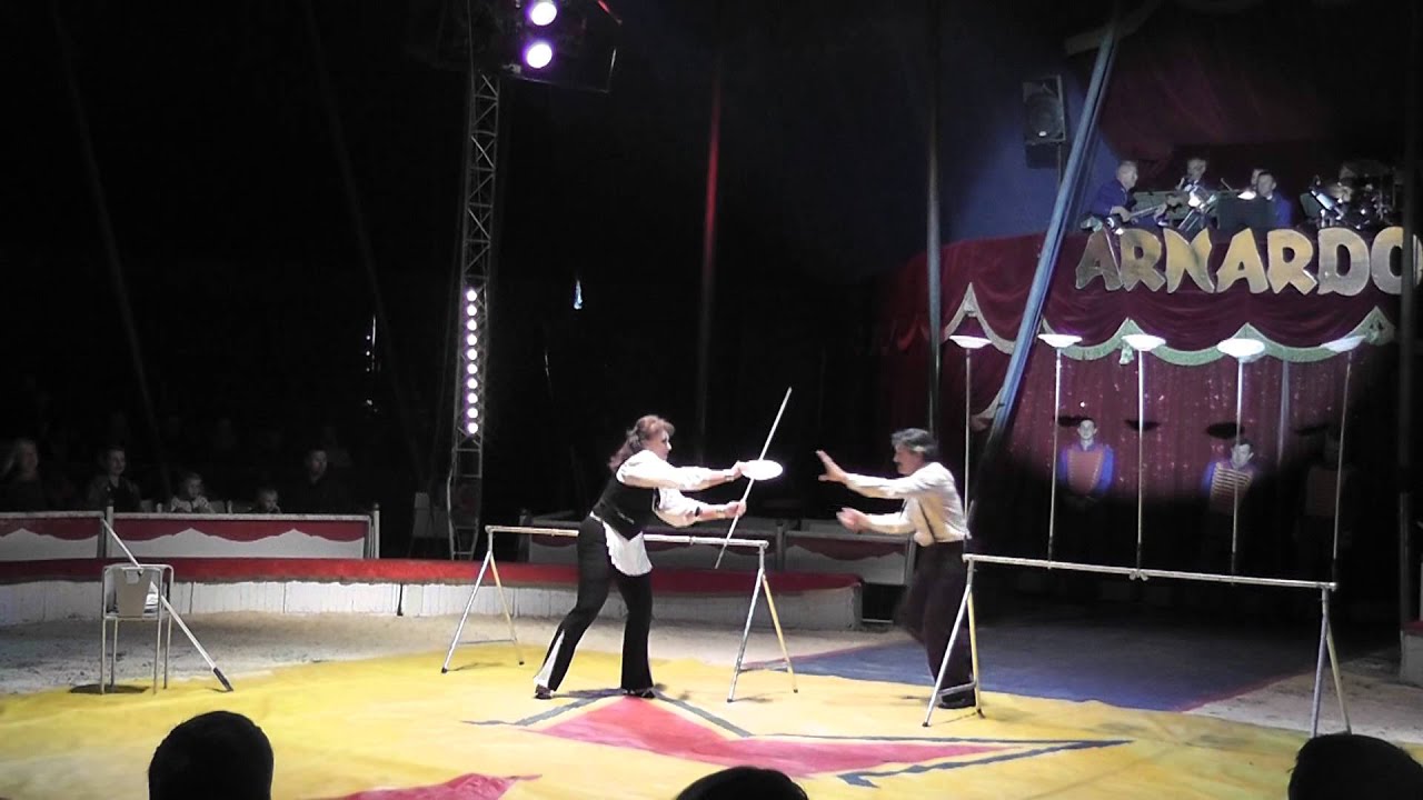 Varadis Plate Spinning in Cirkus Arnardo