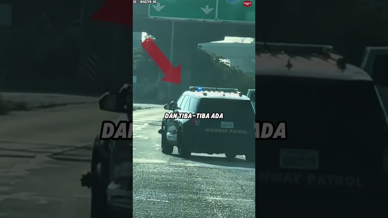 Cowok itu Merekam saat Pengendara Motor dikejar Polisi