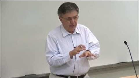 The similarity distance on graphs and graphons