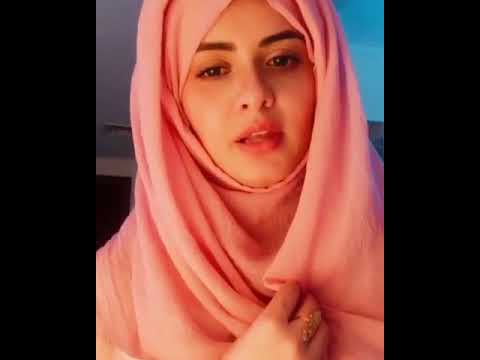 فتاة جميلة تغني عن الرسول