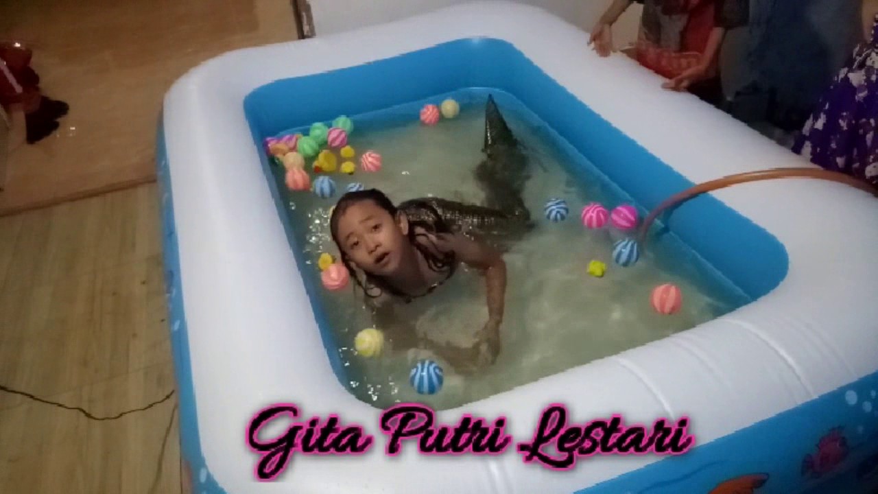 Gita Jadi Putri Duyung Mandi Bola Di Kolam Renang Barunya Baju