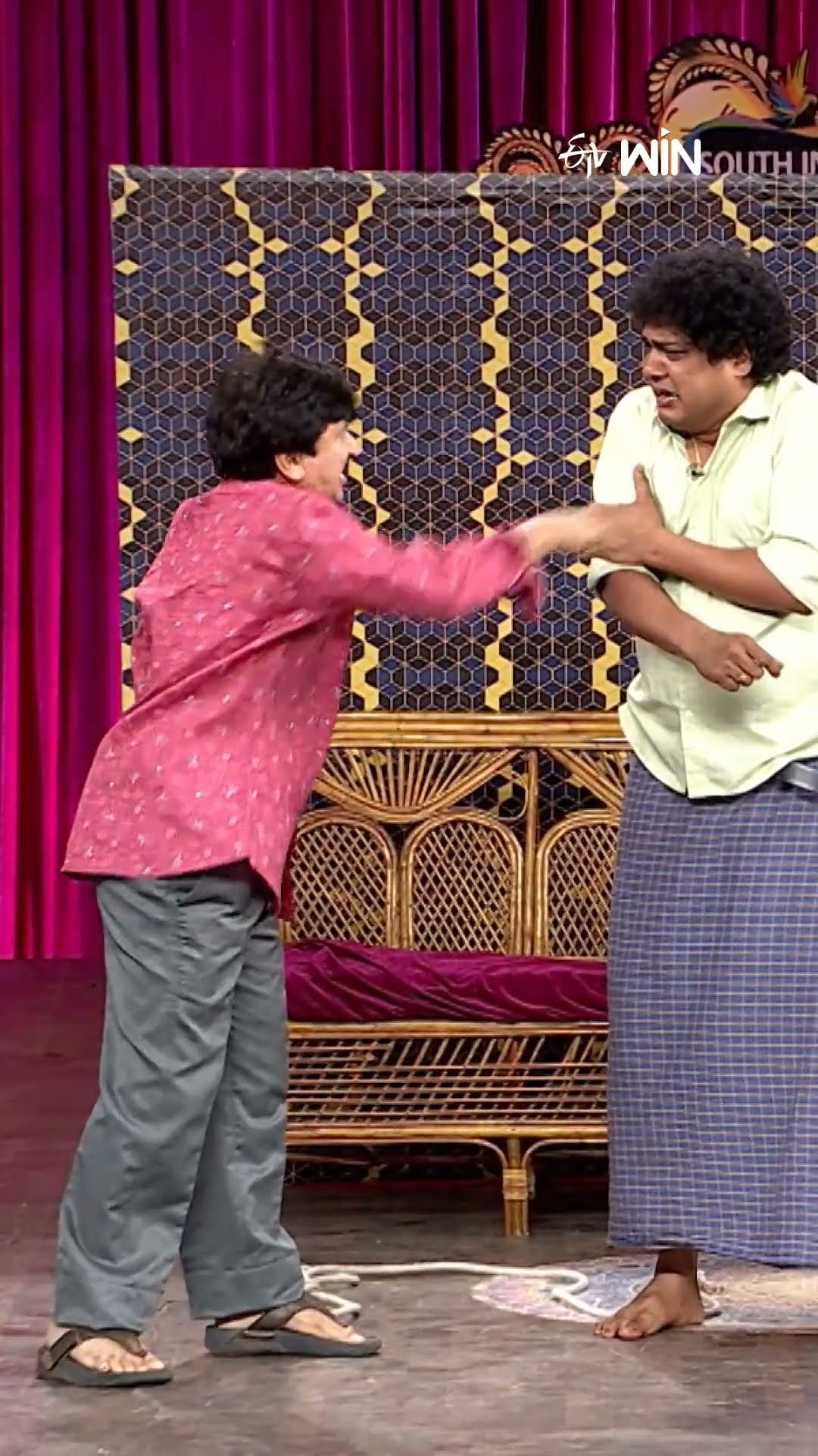 #shorts - వీళ్ళిద్దరి మధ్యలో నలిగిపోతున్న నాగీ..! #jabardasth #RocketRaghava