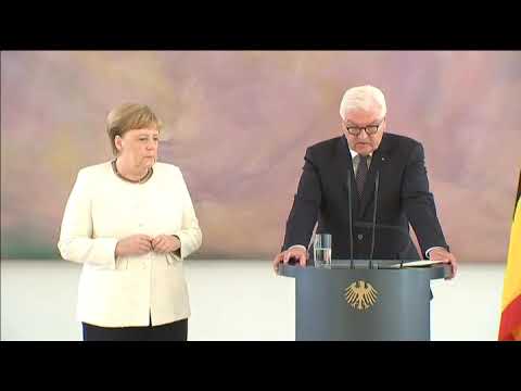 Regresan los temblores de Merkel durante un acto oficial