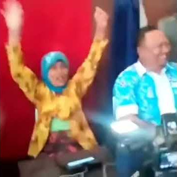 Video Lucu || Nenek Nenek Di Foto KTP Malah Angkat Tangan