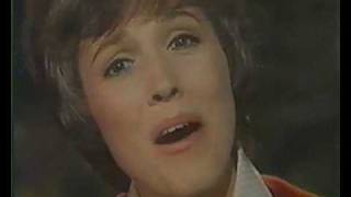 Miniatura de vídeo de "Julie Andrews - We'll Meet Again"