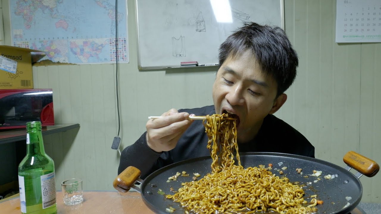 곧 43살, 노총각이 부러워 짜장라면에 한잔했네요.