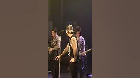 M. Shadows : We're not gonna play that song right now