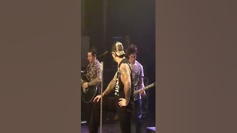 M. Shadows : We're not gonna play that song right now