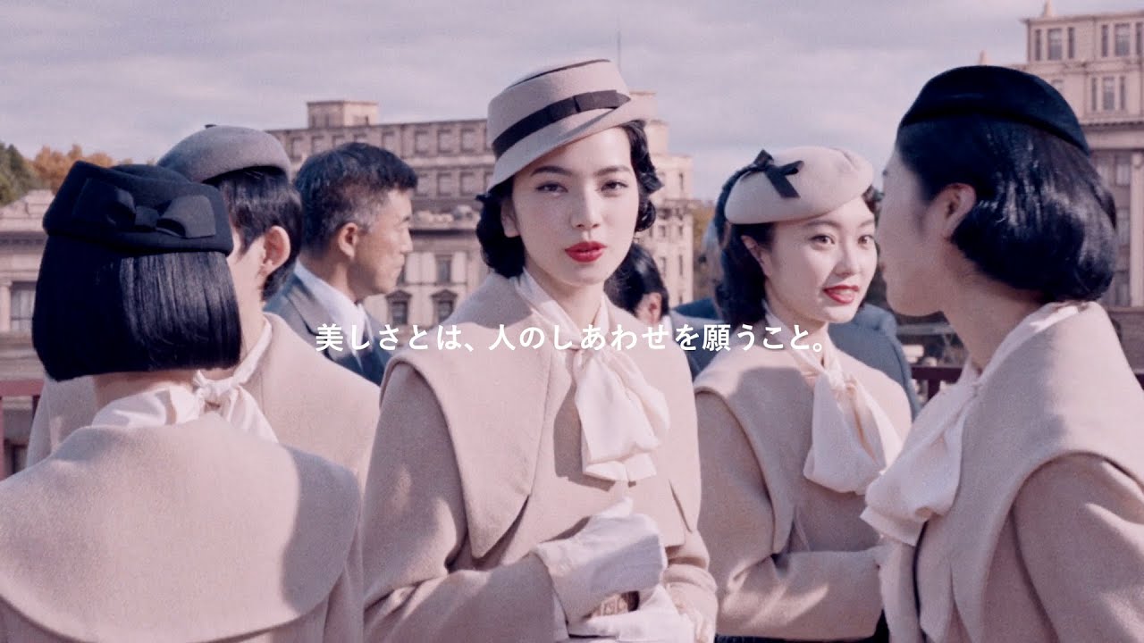 小松菜奈、昭和初期の最先端・パーマネント＆細身ワンピスタイル！　資生堂150周年CM