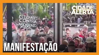 Policiais e manifestantes entram em confronto dentro de Assembleia Legislativa no Paraná