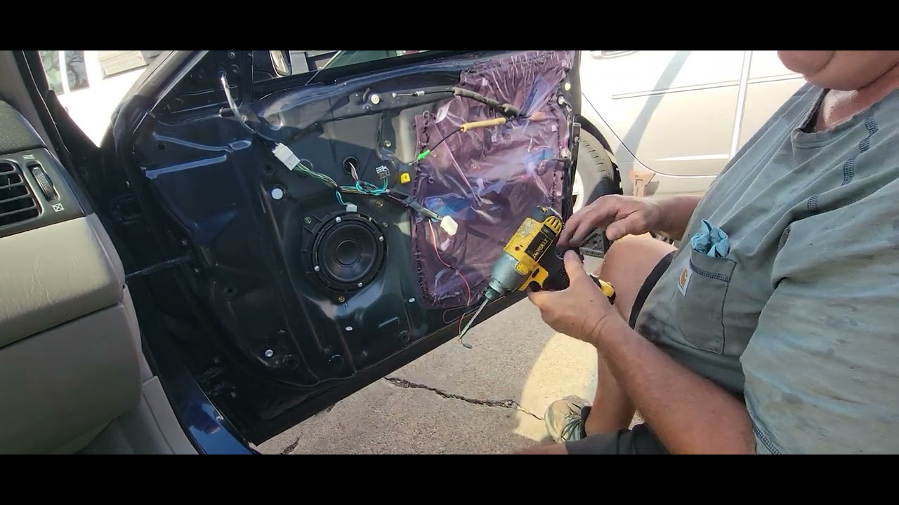 Снятие передней дверной панели и регулятора Lexus ES300 R 2002 года