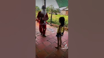 ông già noel tặng quà cho nè mọi người