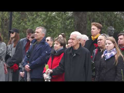 Видео: Захоронение урны с прахом Александра Ширвиндта на Новодевичьем кладбище