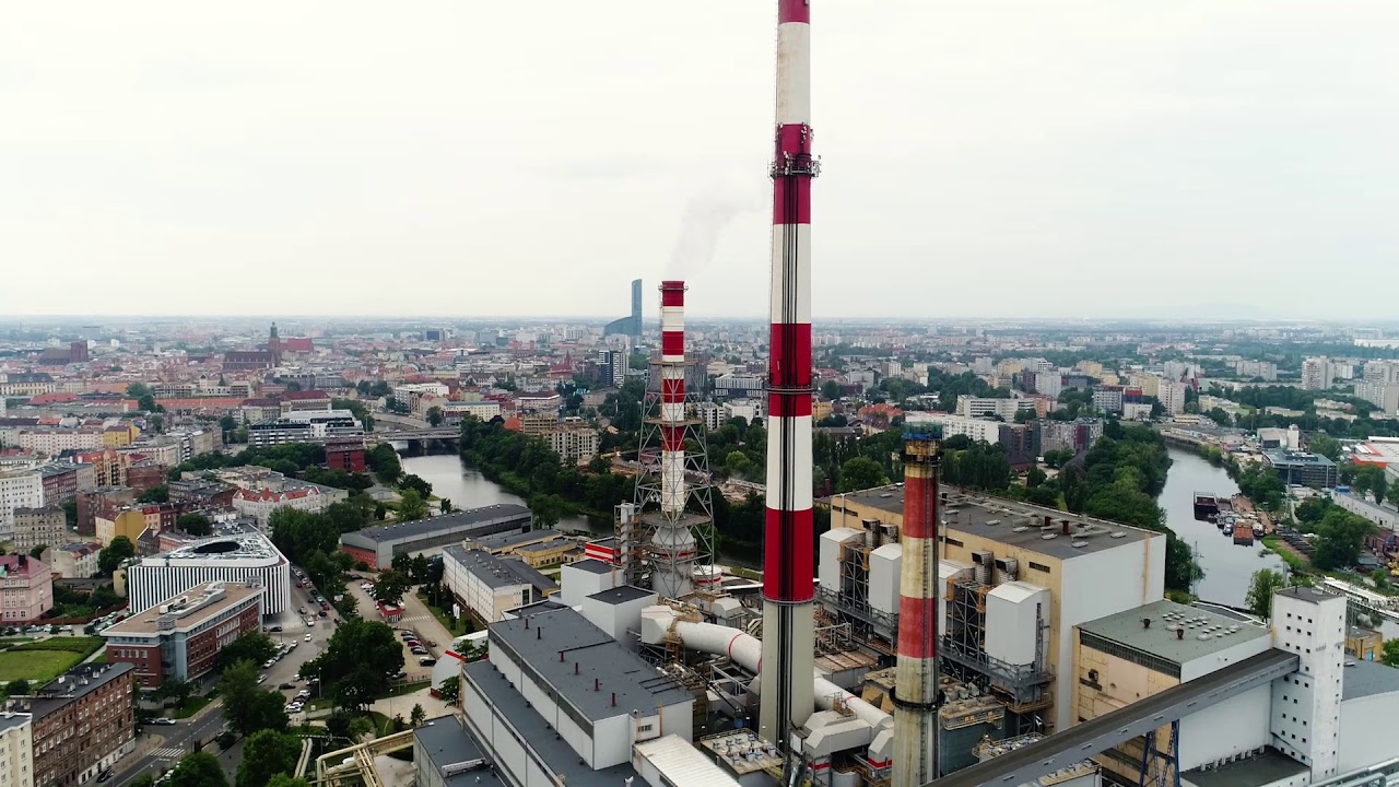Rozbiórka komina we wrocławskiej elektrociepłowni