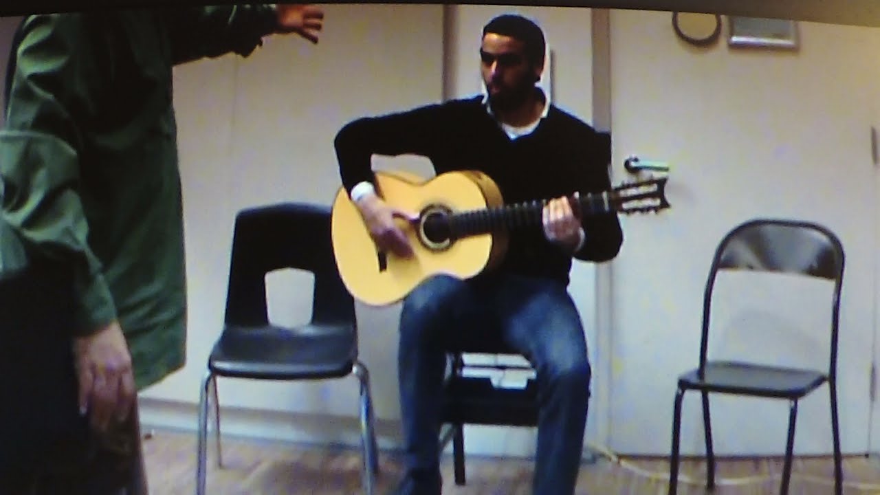 Get the matching chair to play flamenco guitar, according to your