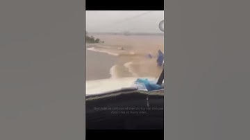 Xót xa khoảnh khắc một người bị nước lũ cuốn trôi ở Huế, tìm cách ứng cứu nhưng không kịp trở tay