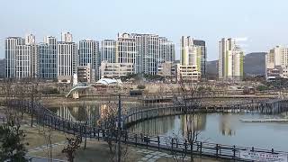 호수를 병풍처럼 감싼 고층 아파트 빌딩 The high rise B.D n Apt re surrounding the lake pond in Yangju korea