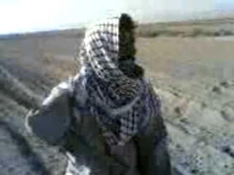 ونين حزين فلاح بيد واحده وهو يحرث الارض 