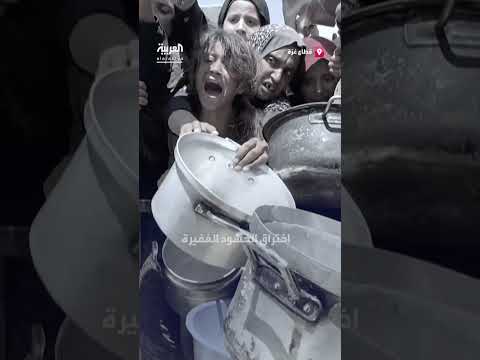 أطفال في خان يونس يبحثون عن الطعام في ظروف صعبة