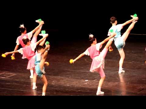 2012年台北市民俗運動訪問團~南非訪問國父紀念館公演 ( 西園國小踢毽表演 )